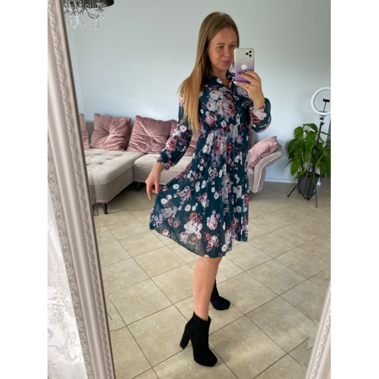 Zaļa , puķaina kleita Zaļa , puķaina kleita