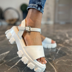 Baltas sandales