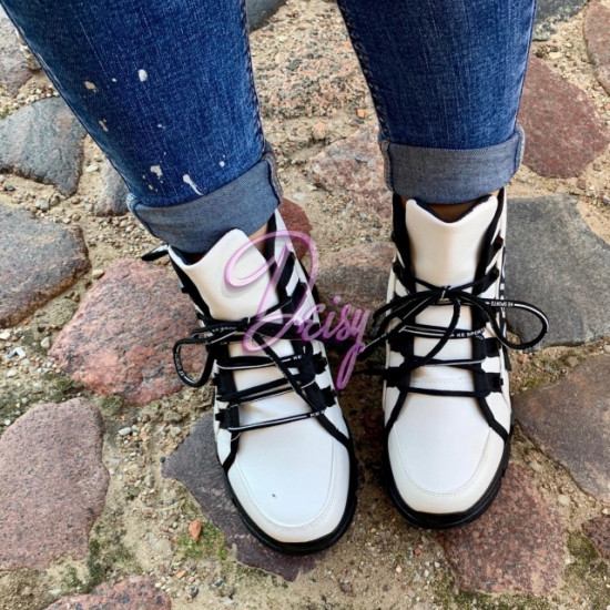 Baltas augstās botes Baltas augstās botes