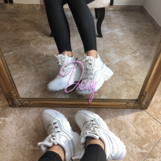 Augstās baltas botes Augstās baltas botes